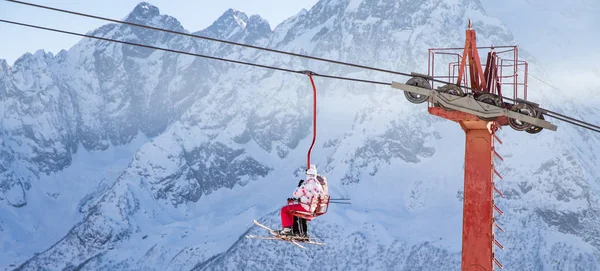 DOMBAI, RUSSIA - 3 GENNAIO 2014: La gente si solleva su un soppalco aperto in alto sulle montagne del Caucaso — Foto Stock