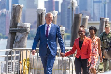New York, Ny, Abd - 16 Mayıs 2019: New York Belediye Başkanı Bill de Blasio ve eşi Chirlane Mccray Liberty Adası'ndaki Özgürlük Müzesi Açılış Kutlaması'na vardılar, Ny Usa