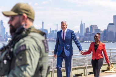 New York, Ny, Abd - 16 Mayıs 2019: New York Belediye Başkanı Bill de Blasio ve eşi Chirlane Mccray Liberty Adası'ndaki Özgürlük Müzesi Açılış Kutlaması'na vardılar, Ny Usa