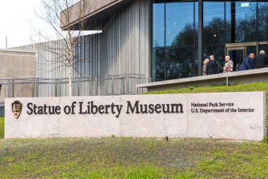 New York, Ny, ABD - 16 Mayıs 2019: Özgürlük Adası'ndaki açılış gününde Özgürlük Heykeli Müzesi, Ny USA