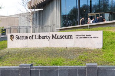 New York, Ny, ABD - 16 Mayıs 2019: Özgürlük Adası'ndaki açılış gününde Özgürlük Heykeli Müzesi, Ny USA