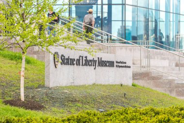 New York, Ny, ABD - 16 Mayıs 2019: Özgürlük Adası'ndaki açılış gününde Özgürlük Heykeli Müzesi, Ny USA
