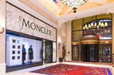 Las Vegas, Nevada, ABD - 13 Mayıs 2019: Las Vegas Wynn otelde Moncler mağazası. Moncler 1952 yılında kurulmuş bir İtalyan giyim ve yaşam tarzı şirketidir.