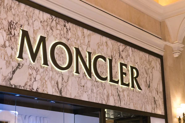LAS VEGAS, NEVADA, Estados Unidos - 13 MAYO 2019: Moncler tienda en hotel Wynn en Las Vegas. Moncler es una empresa italiana de ropa y estilo de vida fundada en 1952 — Foto de Stock