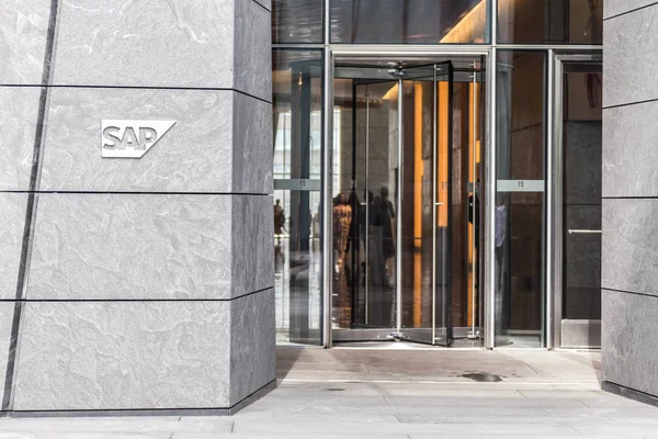 New York, USA-17 maj, 2019: Logo typ för SAP tyska multinationella mjukvaruföretag på högkvarter byggnad i New York. — Stockfoto