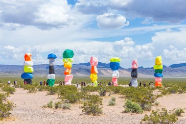 Las Vegas, Nevada, ABD - 12 Mayıs 2019: Las Vegas şehri yakınlarındaki Seven Magic Mountains sanat enstalasyonu. Neon renkli kayalardan yapılmış sütunlar çorak çöl arka plan ve mavi gökyüzüne karşı durmak.