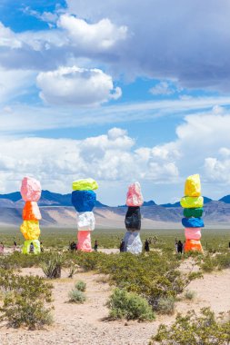 Las Vegas, Nevada, ABD - 12 Mayıs 2019: Las Vegas şehri yakınlarındaki Seven Magic Mountains sanat enstalasyonu. Neon renkli kayalardan yapılmış sütunlar çorak çöl arka plan ve mavi gökyüzüne karşı durmak.