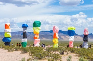Las Vegas, Nevada, ABD - 12 Mayıs 2019: Las Vegas şehri yakınlarındaki Seven Magic Mountains sanat enstalasyonu. Neon renkli kayalardan yapılmış sütunlar çorak çöl arka plan ve mavi gökyüzüne karşı durmak.
