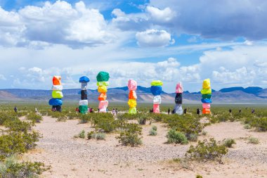 Las Vegas, Nevada, ABD - 12 Mayıs 2019: Las Vegas şehri yakınlarındaki Seven Magic Mountains sanat enstalasyonu. Neon renkli kayalardan yapılmış sütunlar çorak çöl arka plan ve mavi gökyüzüne karşı durmak.