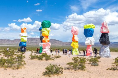 Las Vegas, Nevada, ABD - 12 Mayıs 2019: Las Vegas şehri yakınlarındaki Seven Magic Mountains sanat enstalasyonu. Neon renkli kayalardan yapılmış sütunlar çorak çöl arka plan ve mavi gökyüzüne karşı durmak.