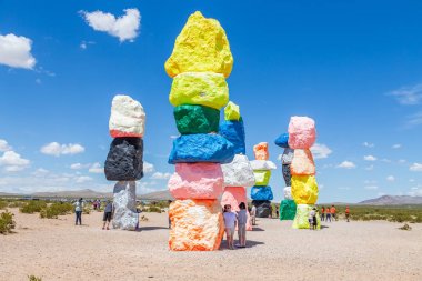 Las Vegas, Nevada, ABD - 12 Mayıs 2019: Las Vegas şehri yakınlarındaki Seven Magic Mountains sanat enstalasyonu. Neon renkli kayalardan yapılmış sütunlar çorak çöl arka plan ve mavi gökyüzüne karşı durmak.