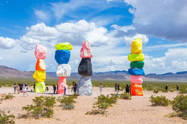 LAS VEGAS, NEVADA, États-Unis - 12 MAI 2019 : Installation artistique de Seven Magic Mountains près de Las Vegas. Piliers en pierres de couleur néon se dressent sur fond désert stérile et ciel bleu . — Photo