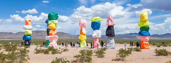 LAS VEGAS, NEVADA, EUA - 12 MAIO, 2019: Sete Montanhas Mágicas de instalação de arte perto da cidade de Las Vegas. Pilares feitos de pedras coloridas de néon estão contra fundo deserto estéril e céu azul . — Fotografia de Stock