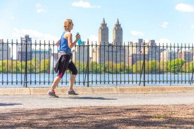 New York, ABD-15 Mayıs, 2019: Jogger New York 'ta Central Park rezervuar boyunca çalışan. Central Park, yıl boyunca aktif insanlarla doludur..