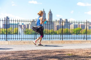 New York, ABD-15 Mayıs, 2019: Jogger New York 'ta Central Park rezervuar boyunca çalışan. Central Park, yıl boyunca aktif insanlarla doludur..