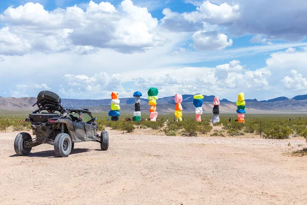 LAS VEGAS, NEVADA, États-Unis - 12 MAI 2019 : Installation artistique de Seven Magic Mountains près de Las Vegas. Piliers en pierres de couleur néon se dressent sur fond désert stérile et ciel bleu . — Photo