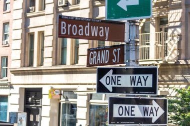 New York, New York - 16 Mayıs 2019: New York'ta Broadway sokak tabelası. Broadway müzikalleri, tiyatroları ve gösterileri ile ünlüdür..