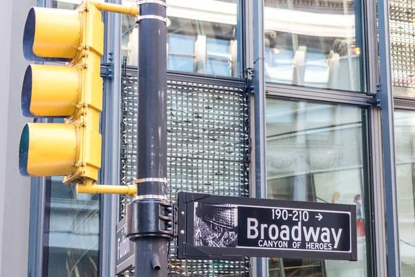 Cartel callejero de Broadway en Nueva York, Estados Unidos — Foto de Stock