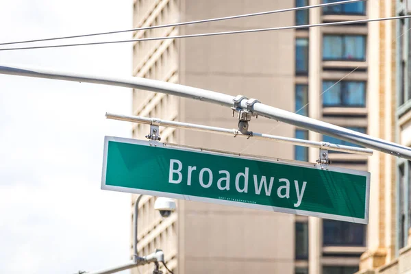 Бродвей вулиці знак в Нью-Йорку США — стокове фото