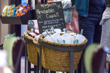 New York, ABD - 17 Mayıs 2019: Starbucks, New York'taki kafede satışa sunulan yeniden kullanılabilir kahve fincanı. Kendi fincan kullanan insanlar kahve için indirim olsun.