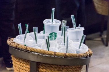 New York, ABD - 17 Mayıs 2019: Starbucks, New York'taki kafede satışa sunulan yeniden kullanılabilir kahve fincanı. Kendi fincan kullanan insanlar kahve için indirim olsun.