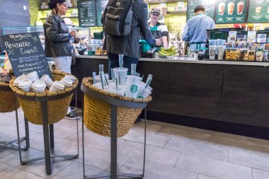 New York, ABD - 17 Mayıs 2019: Starbucks, New York'taki kafede satışa sunulan yeniden kullanılabilir kahve fincanı. Kendi fincan kullanan insanlar kahve için indirim olsun.