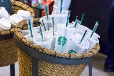 New York, ABD - 17 Mayıs 2019: Starbucks, New York'taki kafede satışa sunulan yeniden kullanılabilir kahve fincanı. Kendi fincan kullanan insanlar kahve için indirim olsun.