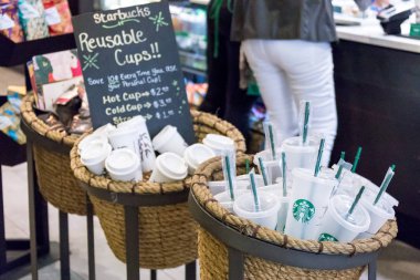 New York, ABD - 17 Mayıs 2019: Starbucks, New York'taki kafede satışa sunulan yeniden kullanılabilir kahve fincanı. Kendi fincan kullanan insanlar kahve için indirim olsun.