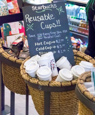 New York, ABD - 17 Mayıs 2019: Starbucks, New York'taki kafede satışa sunulan yeniden kullanılabilir kahve fincanı. Kendi fincan kullanan insanlar kahve için indirim olsun.