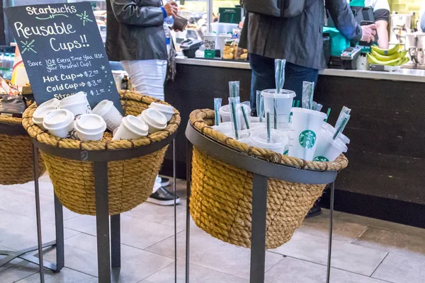 New York, ABD - 17 Mayıs 2019: Starbucks, New York'taki kafede satışa sunulan yeniden kullanılabilir kahve fincanı. Kendi fincan kullanan insanlar kahve için indirim olsun.