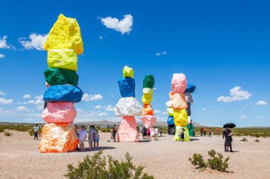 Las Vegas, Nevada, ABD - 12 Mayıs 2019: Las Vegas şehri yakınlarındaki Seven Magic Mountains sanat enstalasyonu. Neon renkli kayalardan yapılmış sütunlar çorak çöl arka plan ve mavi gökyüzüne karşı durmak.