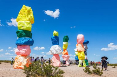 Las Vegas, Nevada, ABD - 12 Mayıs 2019: Las Vegas şehri yakınlarındaki Seven Magic Mountains sanat enstalasyonu. Neon renkli kayalardan yapılmış sütunlar çorak çöl arka plan ve mavi gökyüzüne karşı durmak.