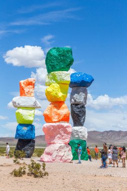 Las Vegas, Nevada, ABD - 12 Mayıs 2019: Las Vegas şehri yakınlarındaki Seven Magic Mountains sanat enstalasyonu. Neon renkli kayalardan yapılmış sütunlar çorak çöl arka plan ve mavi gökyüzüne karşı durmak.