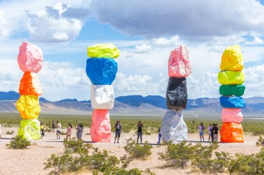 Las Vegas, Nevada, ABD - 12 Mayıs 2019: Las Vegas şehri yakınlarındaki Seven Magic Mountains sanat enstalasyonu. Neon renkli kayalardan yapılmış sütunlar çorak çöl arka plan ve mavi gökyüzüne karşı durmak.
