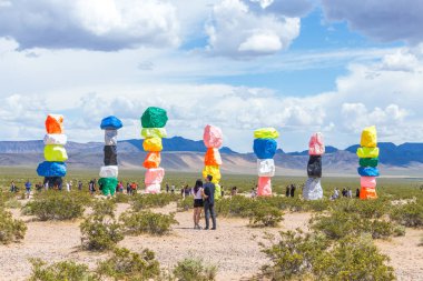 Las Vegas, Nevada, ABD - 12 Mayıs 2019: Las Vegas şehri yakınlarındaki Seven Magic Mountains sanat enstalasyonu. Neon renkli kayalardan yapılmış sütunlar çorak çöl arka plan ve mavi gökyüzüne karşı durmak.