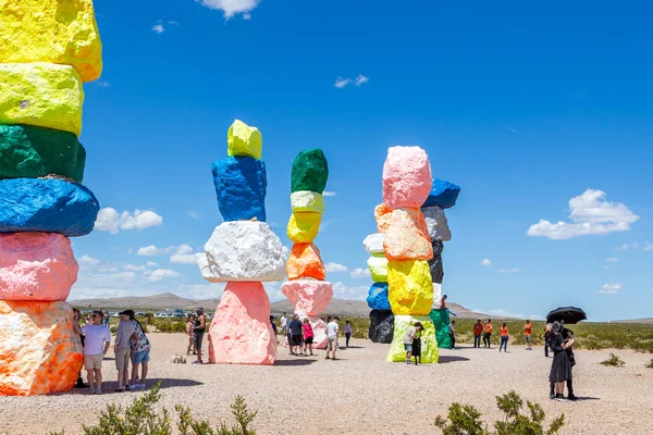 LAS VEGAS, NEVADA, EUA - 12 MAIO, 2019: Sete Montanhas Mágicas de instalação de arte perto da cidade de Las Vegas. Pilares feitos de pedras coloridas de néon estão contra fundo deserto estéril e céu azul . — Fotografia de Stock