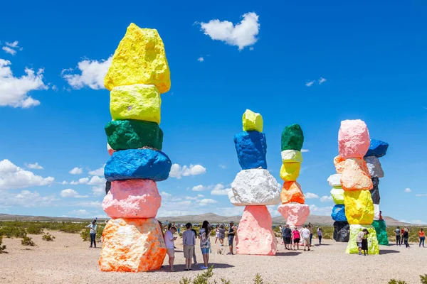 LAS VEGAS, NEVADA, EUA - 12 MAIO, 2019: Sete Montanhas Mágicas de instalação de arte perto da cidade de Las Vegas. Pilares feitos de pedras coloridas de néon estão contra fundo deserto estéril e céu azul . — Fotografia de Stock