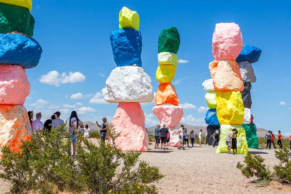 LAS VEGAS, NEVADA, EUA - 12 MAIO, 2019: Sete Montanhas Mágicas de instalação de arte perto da cidade de Las Vegas. Pilares feitos de pedras coloridas de néon estão contra fundo deserto estéril e céu azul . — Fotografia de Stock