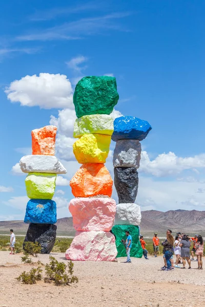 LAS VEGAS, NEVADA, États-Unis - 12 MAI 2019 : Installation artistique de Seven Magic Mountains près de Las Vegas. Piliers en pierres de couleur néon se dressent sur fond désert stérile et ciel bleu . — Photo