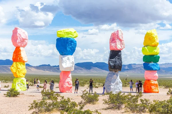 LAS VEGAS, NEVADA, EUA - 12 MAIO, 2019: Sete Montanhas Mágicas de instalação de arte perto da cidade de Las Vegas. Pilares feitos de pedras coloridas de néon estão contra fundo deserto estéril e céu azul . — Fotografia de Stock