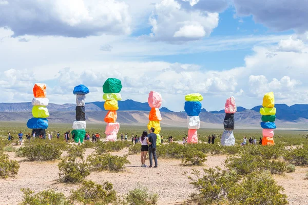 LAS VEGAS, NEVADA, États-Unis - 12 MAI 2019 : Installation artistique de Seven Magic Mountains près de Las Vegas. Piliers en pierres de couleur néon se dressent sur fond désert stérile et ciel bleu . — Photo