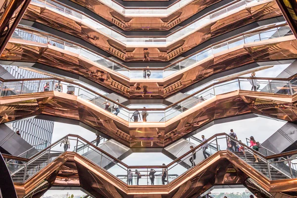 Нью-Йорк, штат Нью-Йорк, США - 17 мая 2019 года: The Fessel, также известный как Hudson Yards Staircase — стоковое фото