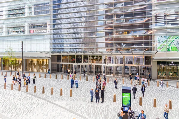 美国纽约市 - 2019年5月17日：哈德逊庭院购物中心附近的广场鸟瞰图，纽约步行人士. — 图库照片