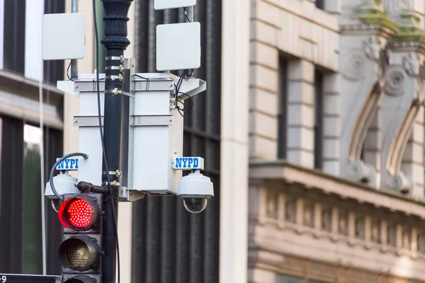 New York, NY, États-Unis - Le 17 mai 2019 : Une caméra de surveillance de la police de New York dans une rue aux États-Unis — Photo