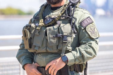 donanımlı swat asker bir peir üzerinde duran