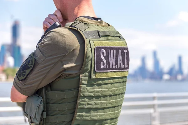 Ausgerüstete Swat-Soldaten stehen auf einem Wehr in New York — Stockbild Ausgerüstete Swat-Soldaten stehen auf einem Wehr — Stockfoto