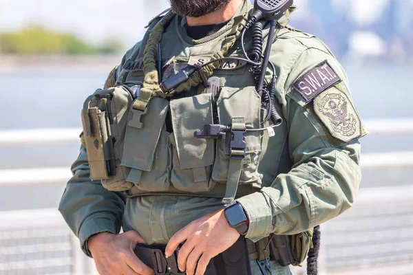 Soldado swat equipado de pie sobre un peir —  Fotos de Stock