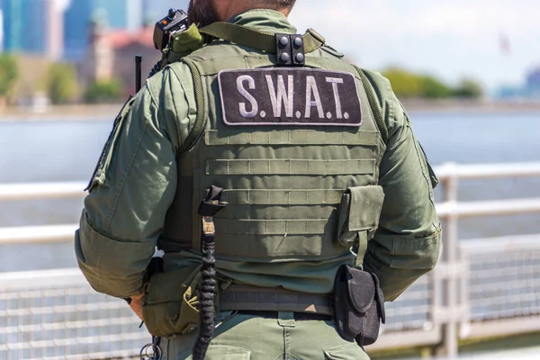 Soldado swat equipado de pie sobre un peir —  Fotos de Stock