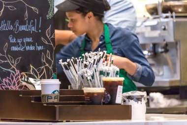 New York, Abd - 15 Mayıs 2019: Starbucks kafede Straws ve içecek ile counter gitmek için almak için