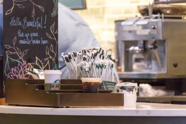 New York, Abd - 15 Mayıs 2019: Starbucks kafede Straws ve içecek ile counter gitmek için almak için
